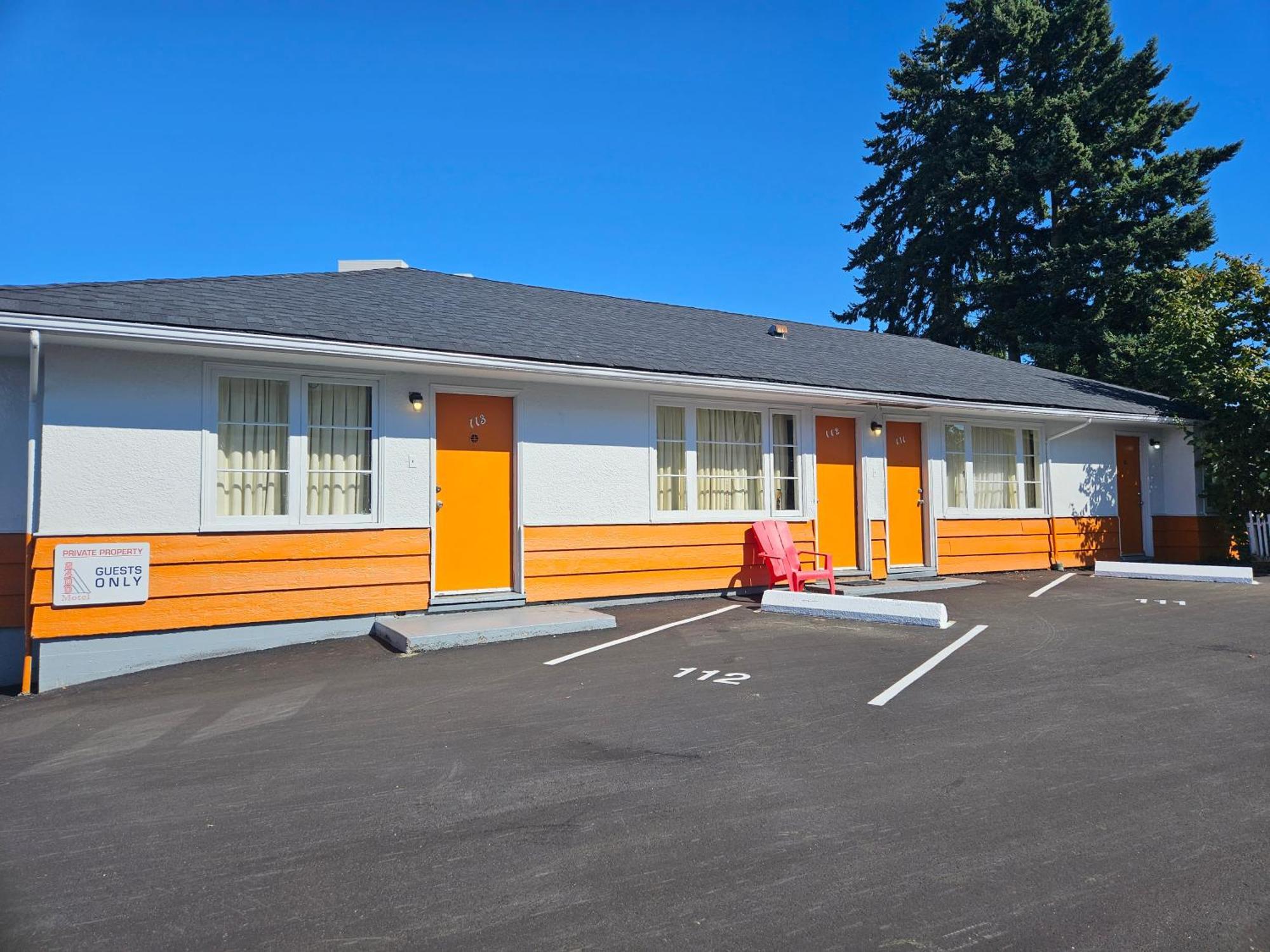 Motel 2400 2*