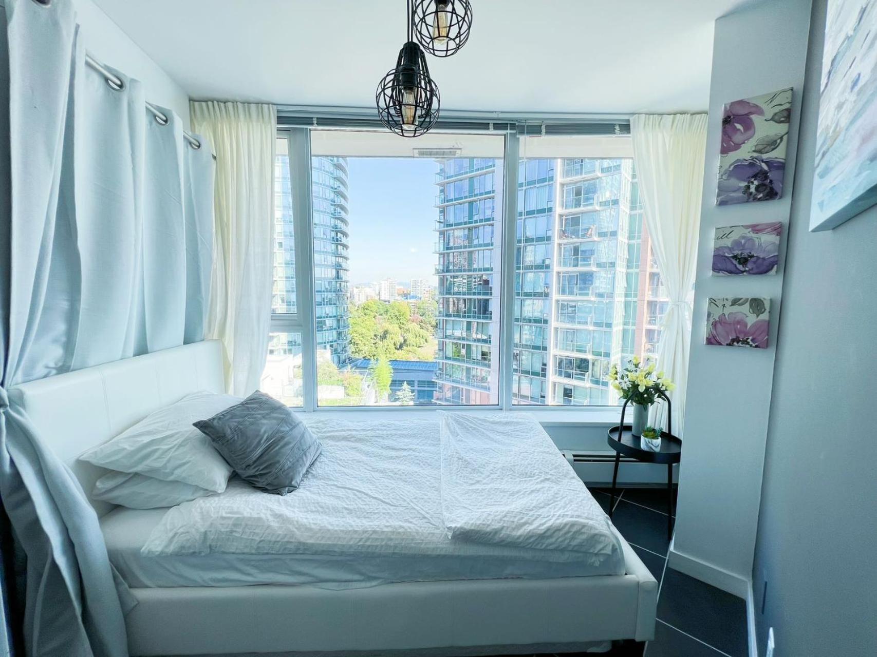 Downtown 4bd 2ba View Skytrain 2 Free Parking Apartment