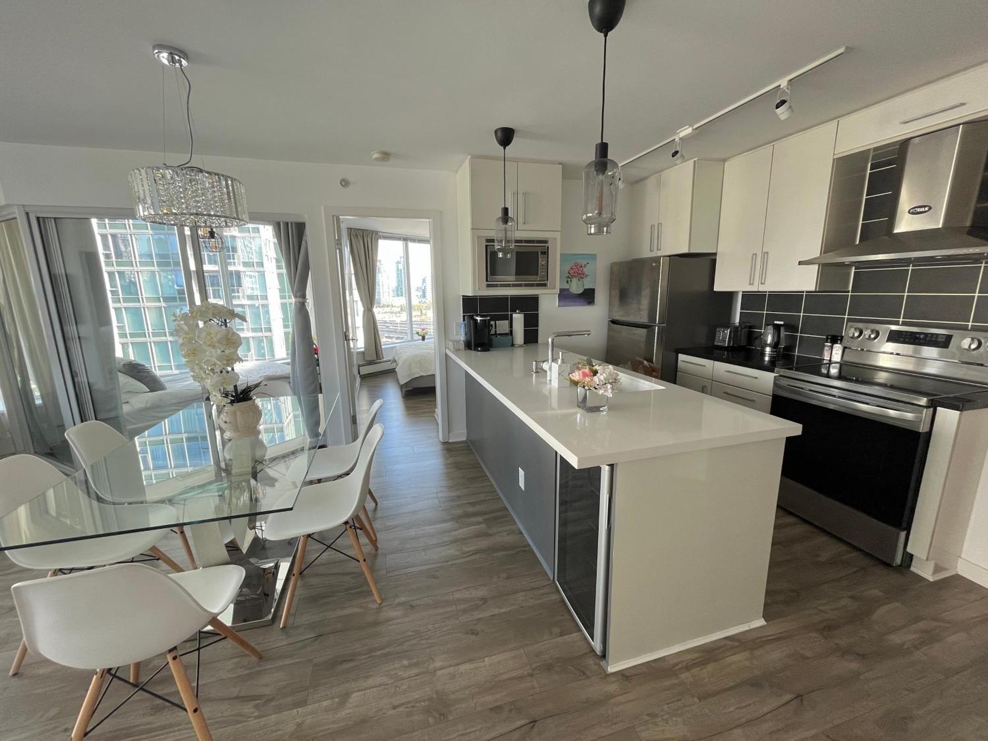 Downtown 4bd 2ba View Skytrain 2 Free Parking * Vancouver