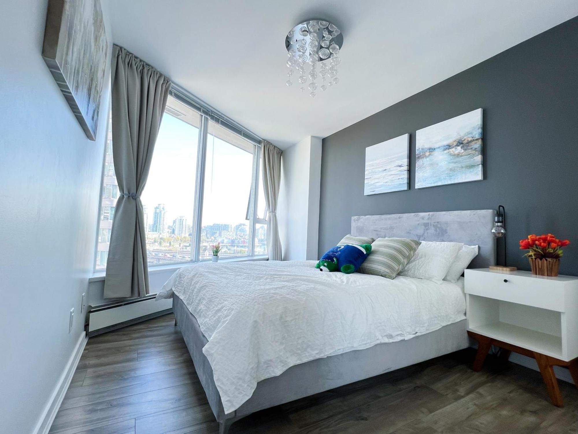 Downtown 4bd 2ba View Skytrain 2 Free Parking Apartment