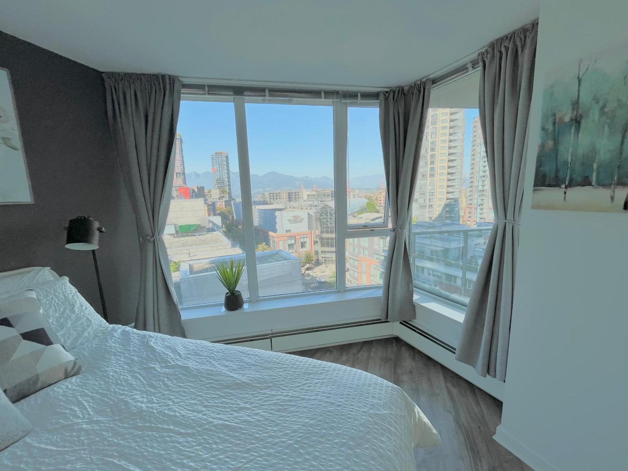 Downtown 4bd 2ba View Skytrain 2 Free Parking Apartment *