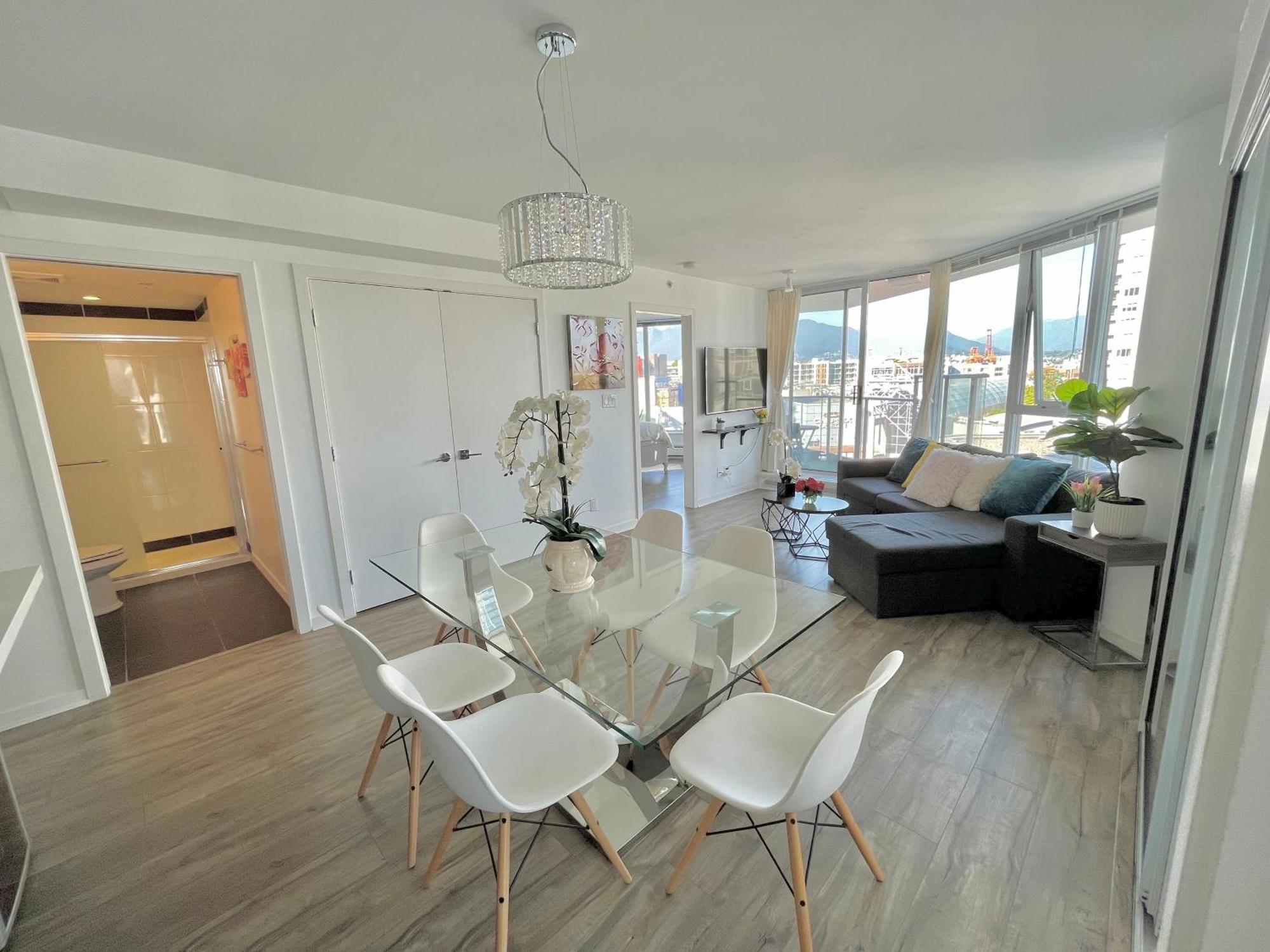 Apartment Downtown 4bd 2ba View Skytrain 2 Free Parking Vancouver