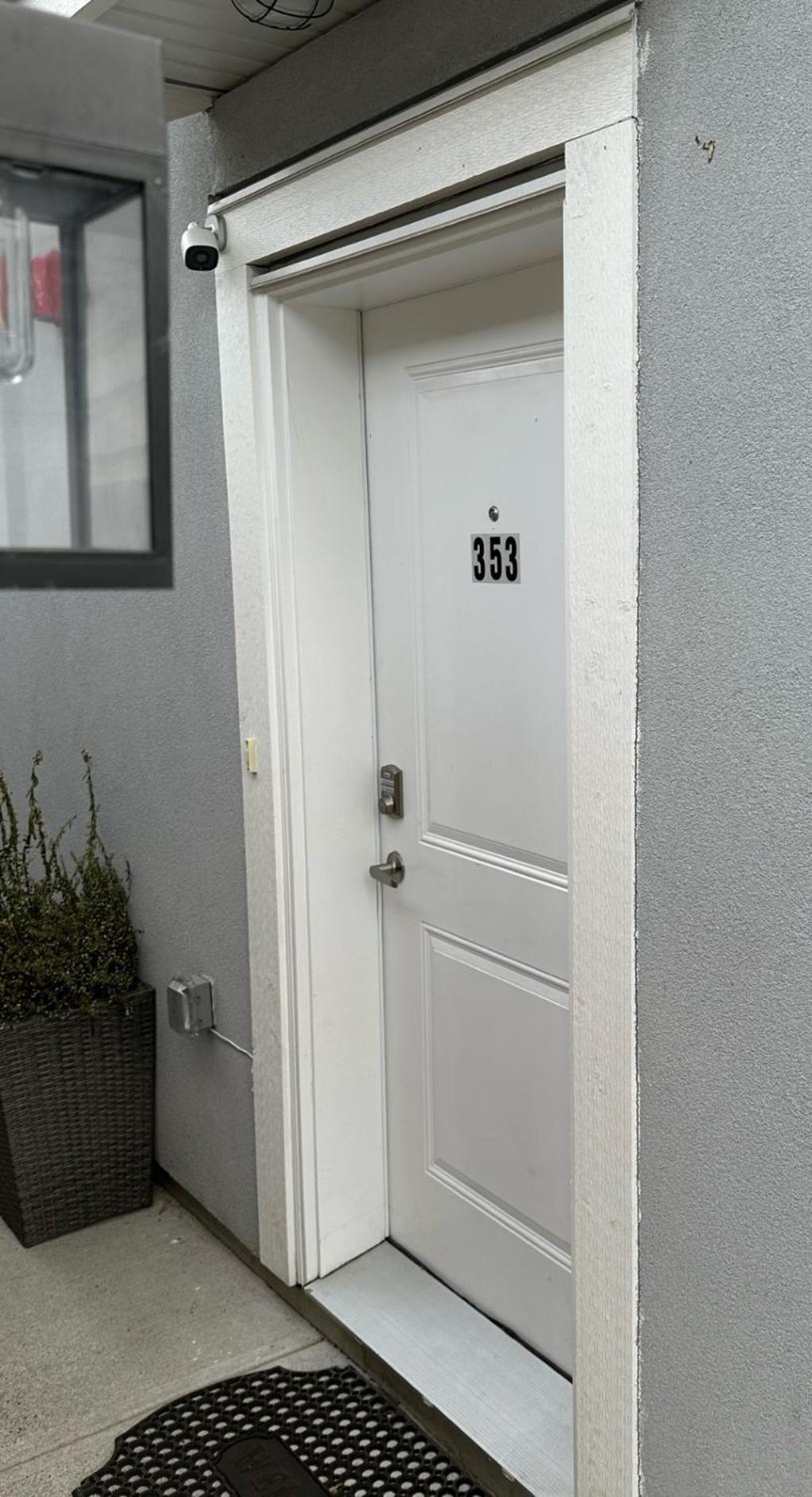 Bright And Cozy Modern In - To Yvr-downtown - Free Private Parking Holiday home