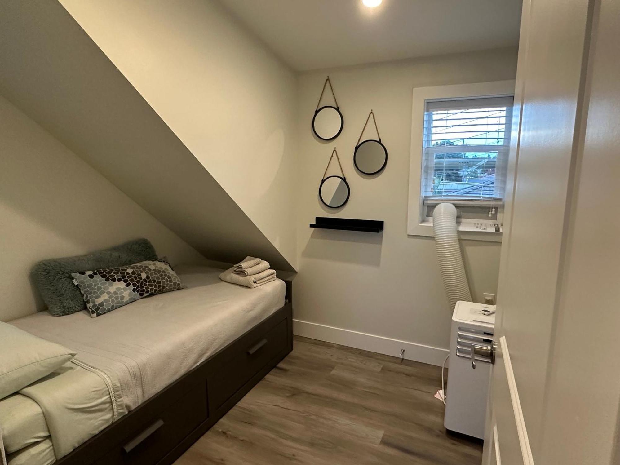 Holiday home Bright And Cozy Modern In - To Yvr-downtown - Free Private Parking *