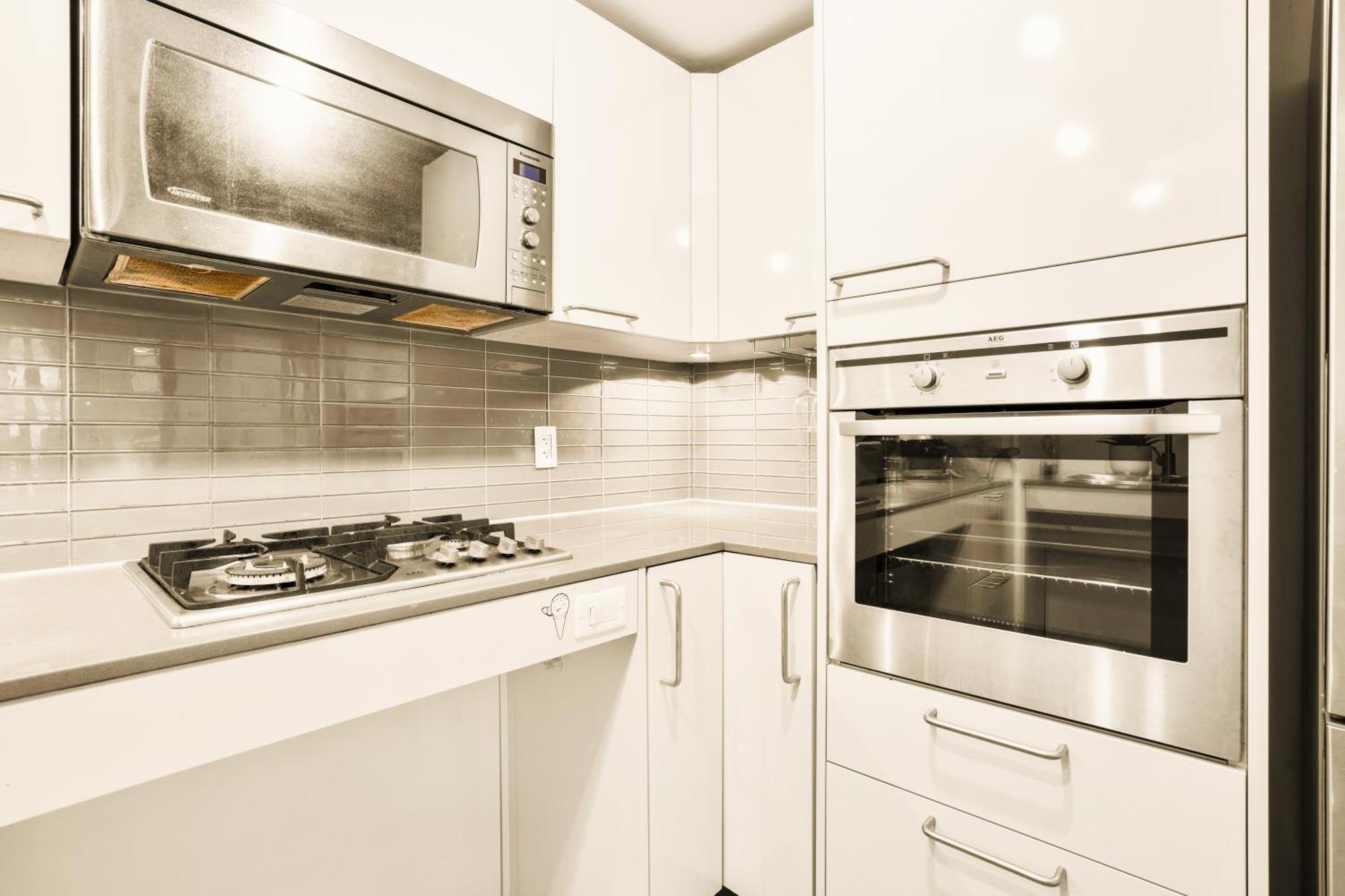 Apartment Urban Chic: Sleek 2br In Heart Of