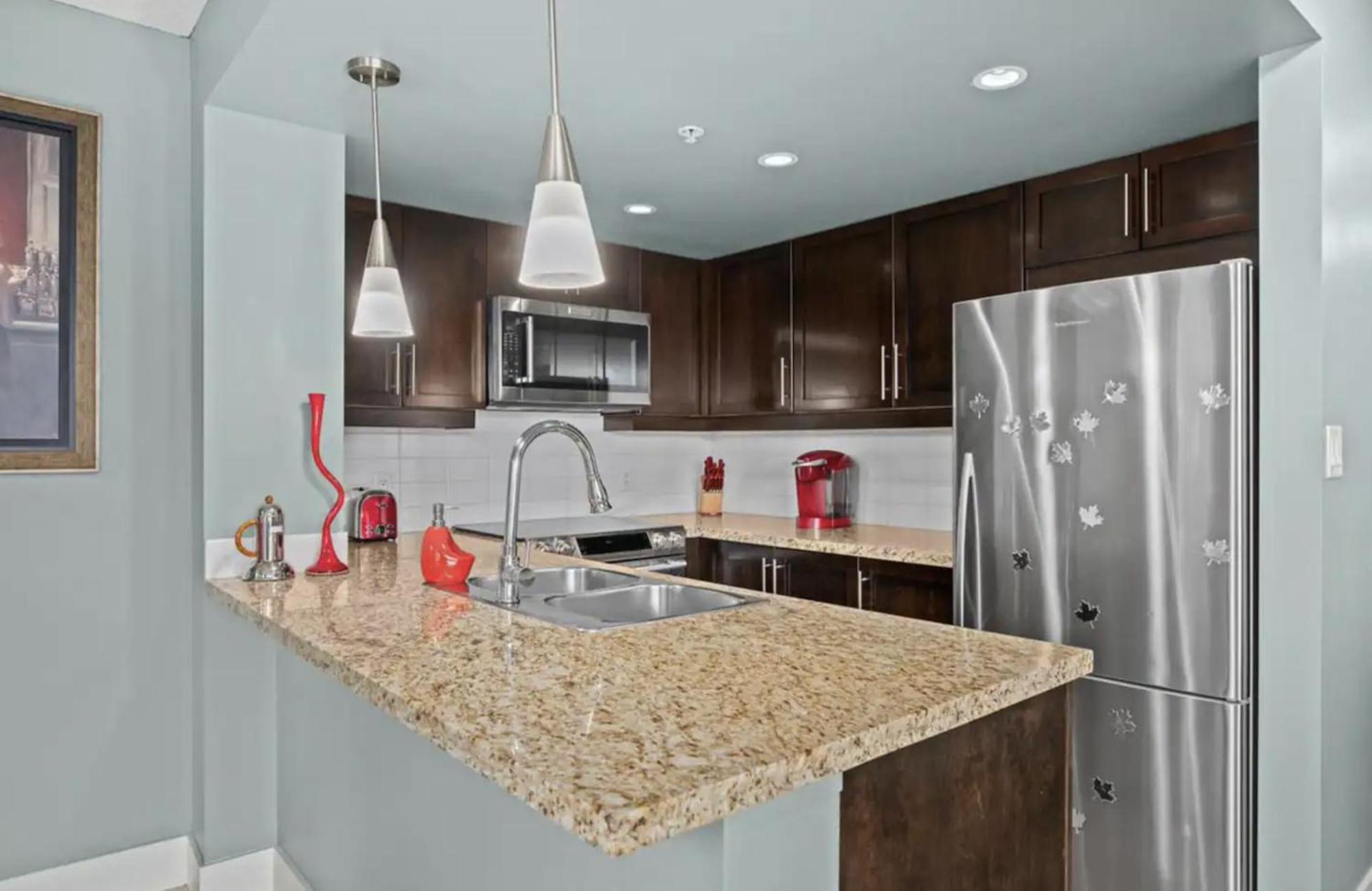 Apartment Luxury Designer In The Heart Of Downtown - Best Location!