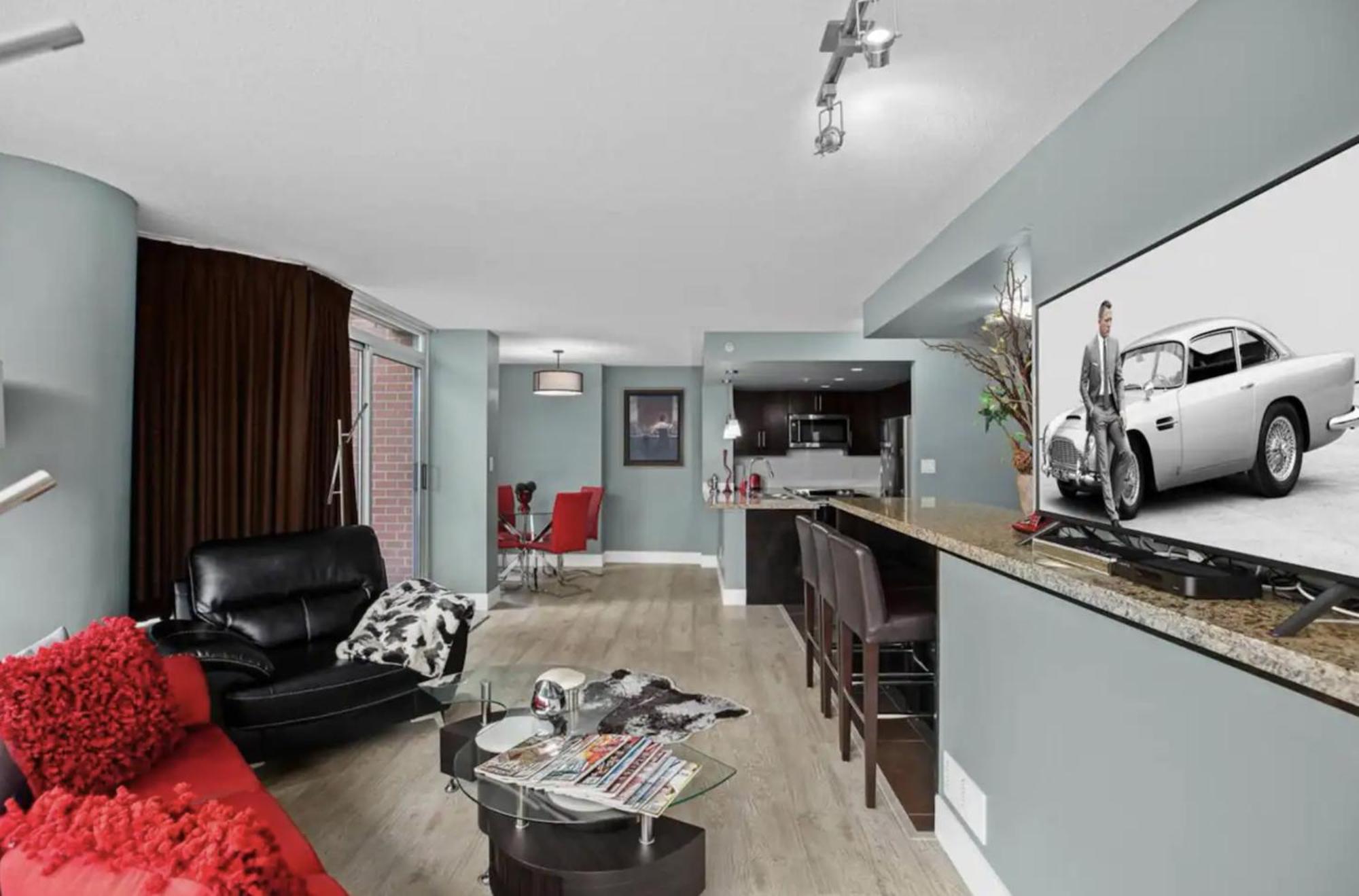 Luxury Designer In The Heart Of Downtown - Best Location! Apartment
