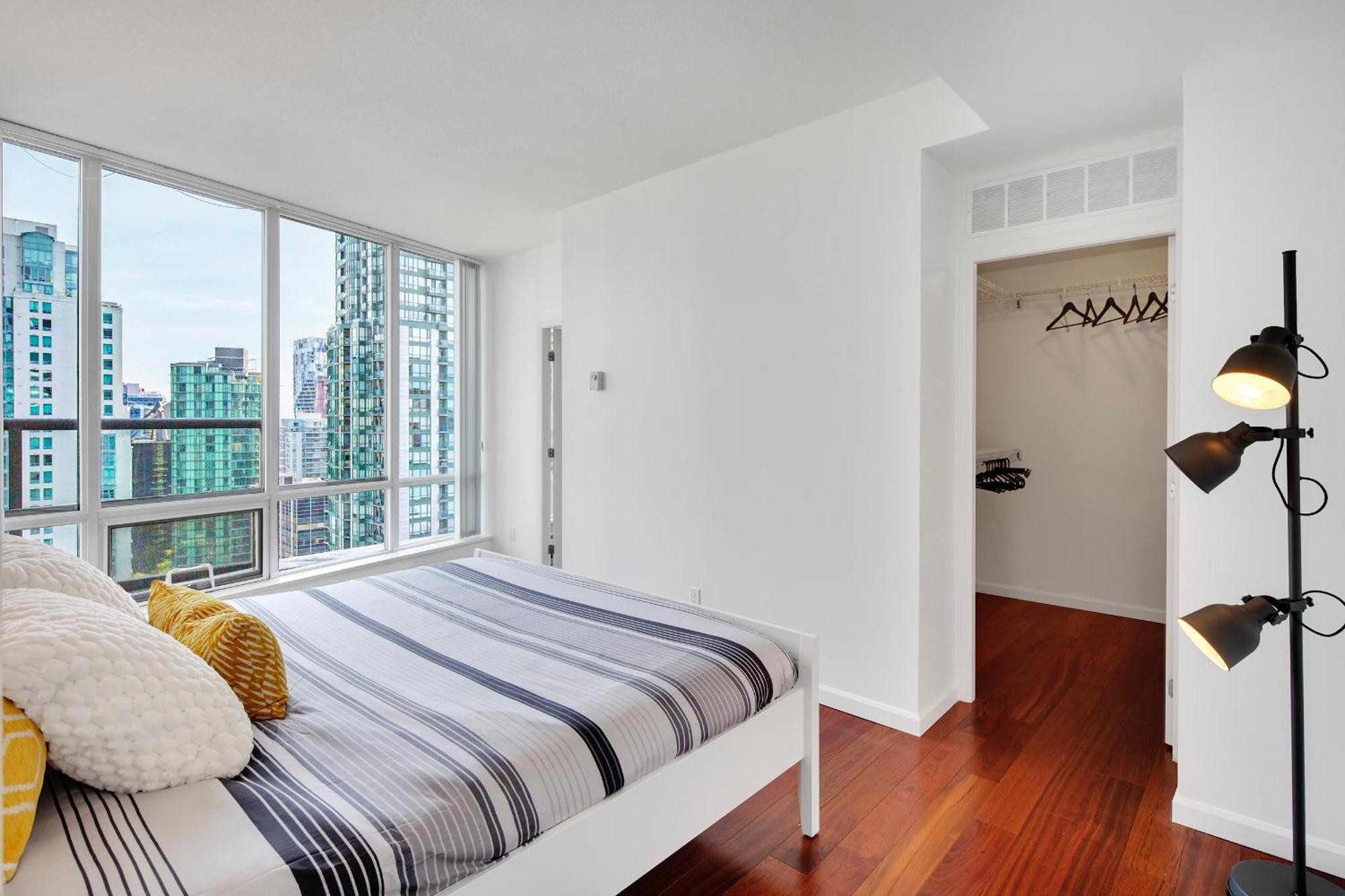 Designer Sub-penthouse - Central Downtown Views And King Bed! Apartment *