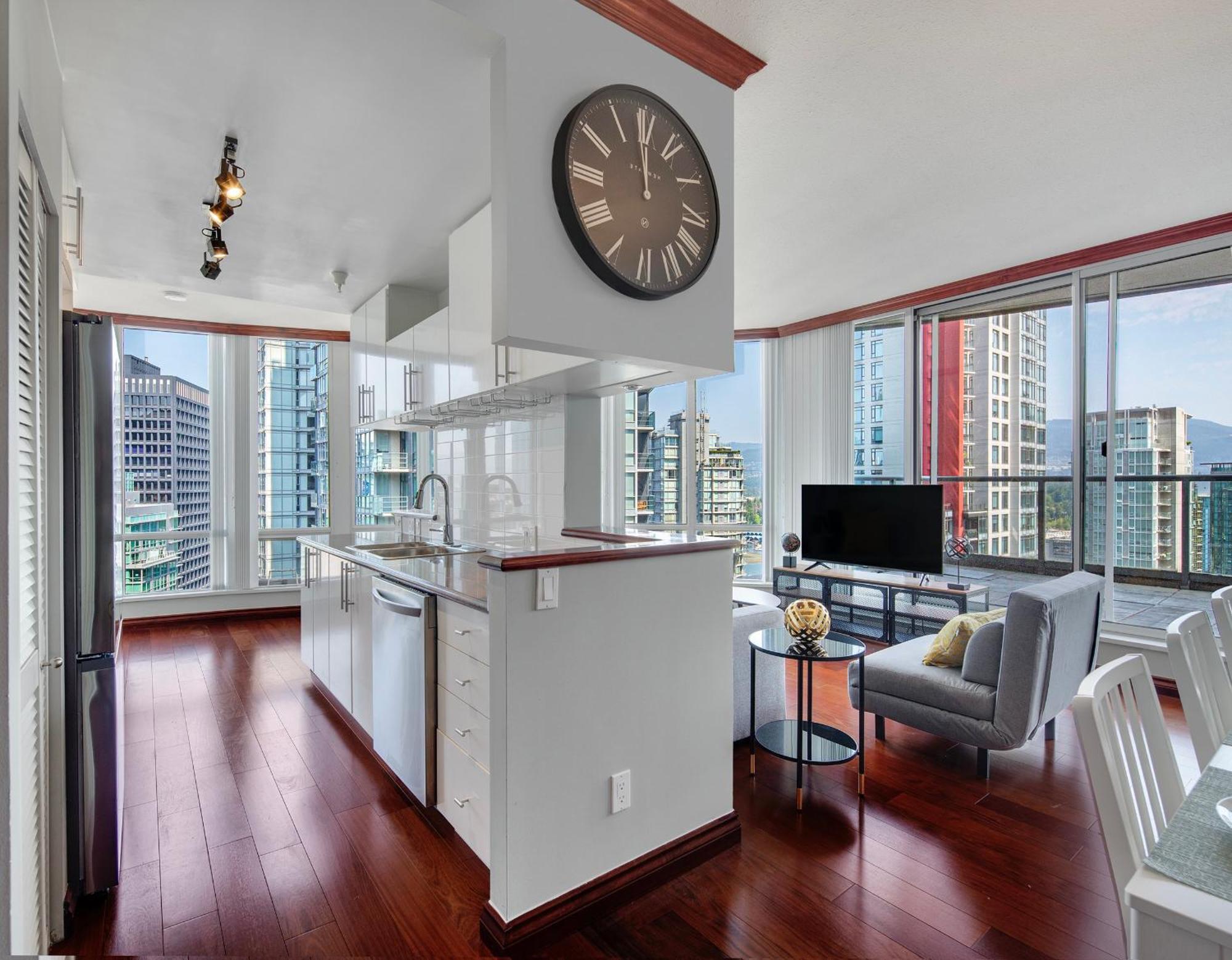 Designer Sub-penthouse - Central Downtown Views And King Bed! Apartment