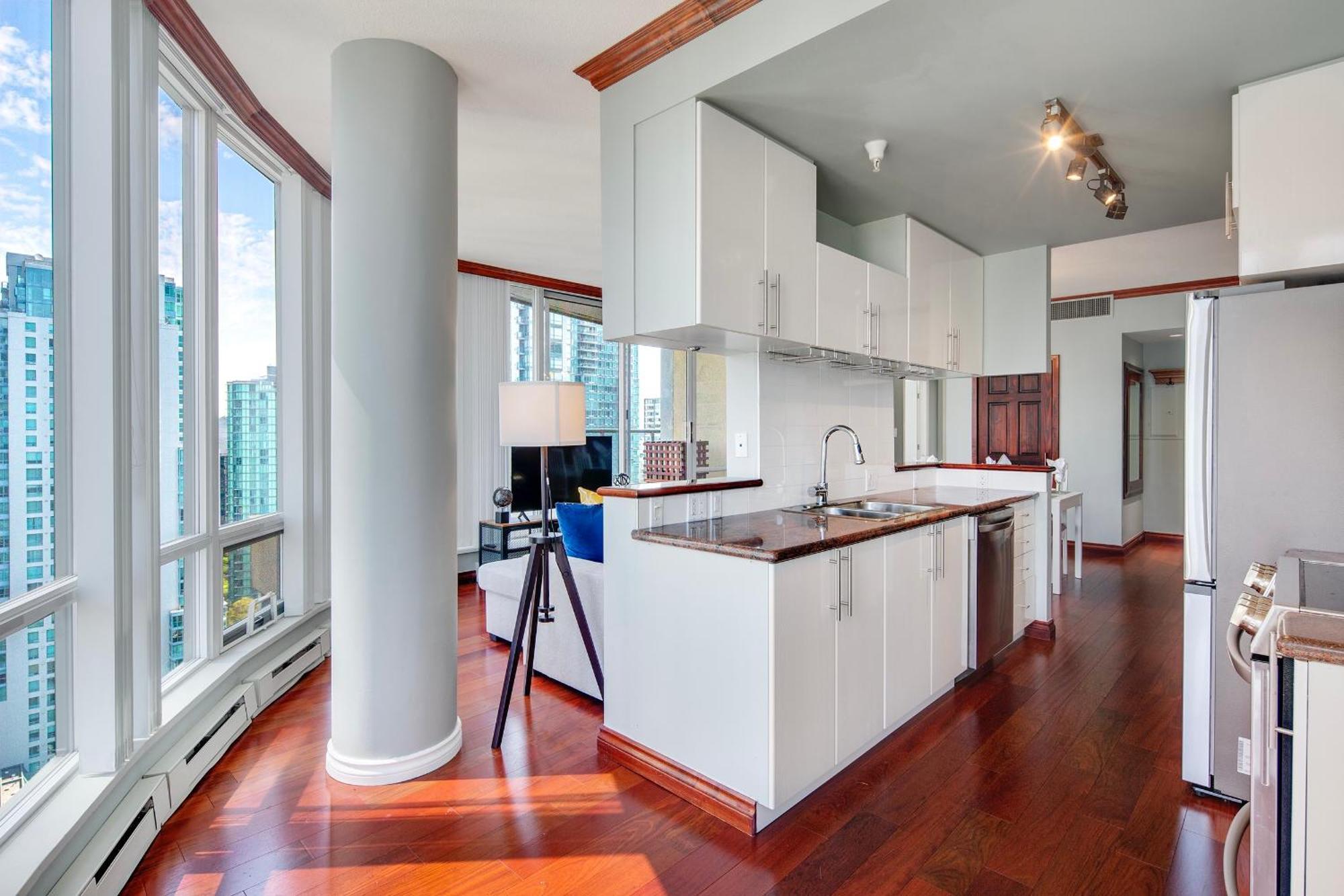 Designer Sub-penthouse - Central Downtown Views And King Bed! Apartment