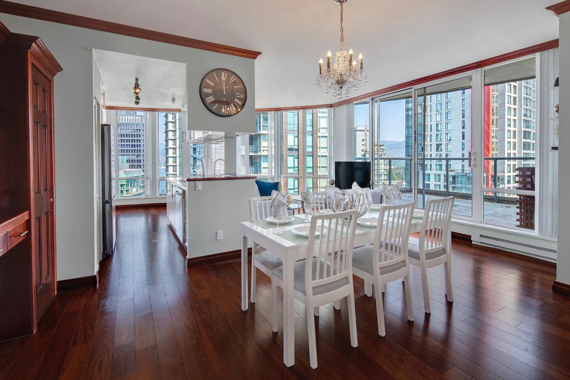 Designer Sub-penthouse - Central Downtown Views And King Bed! Vancouver