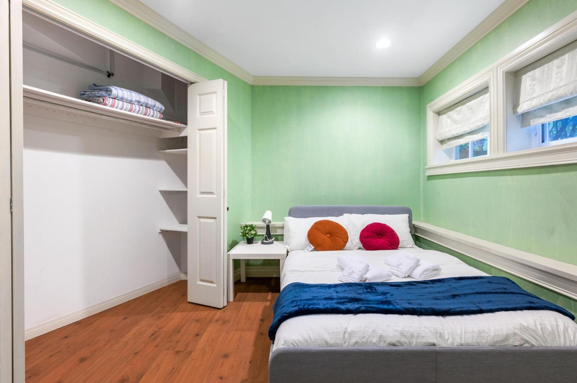 Gasthof Charming Retreat On Cypress Street, Your Away From