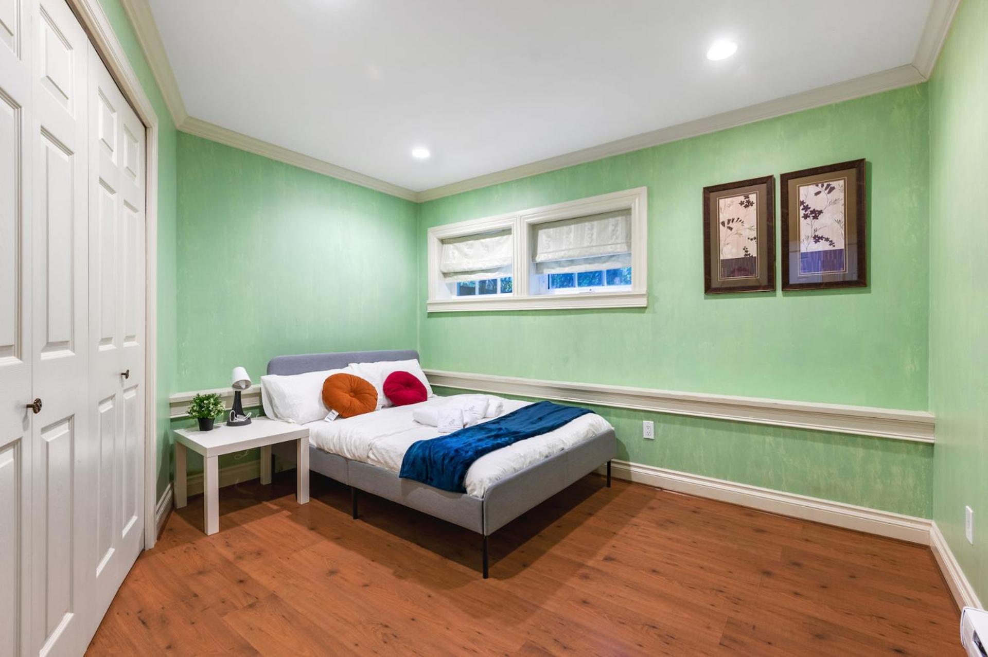 Gasthof Charming Retreat On Cypress Street, Your Away From