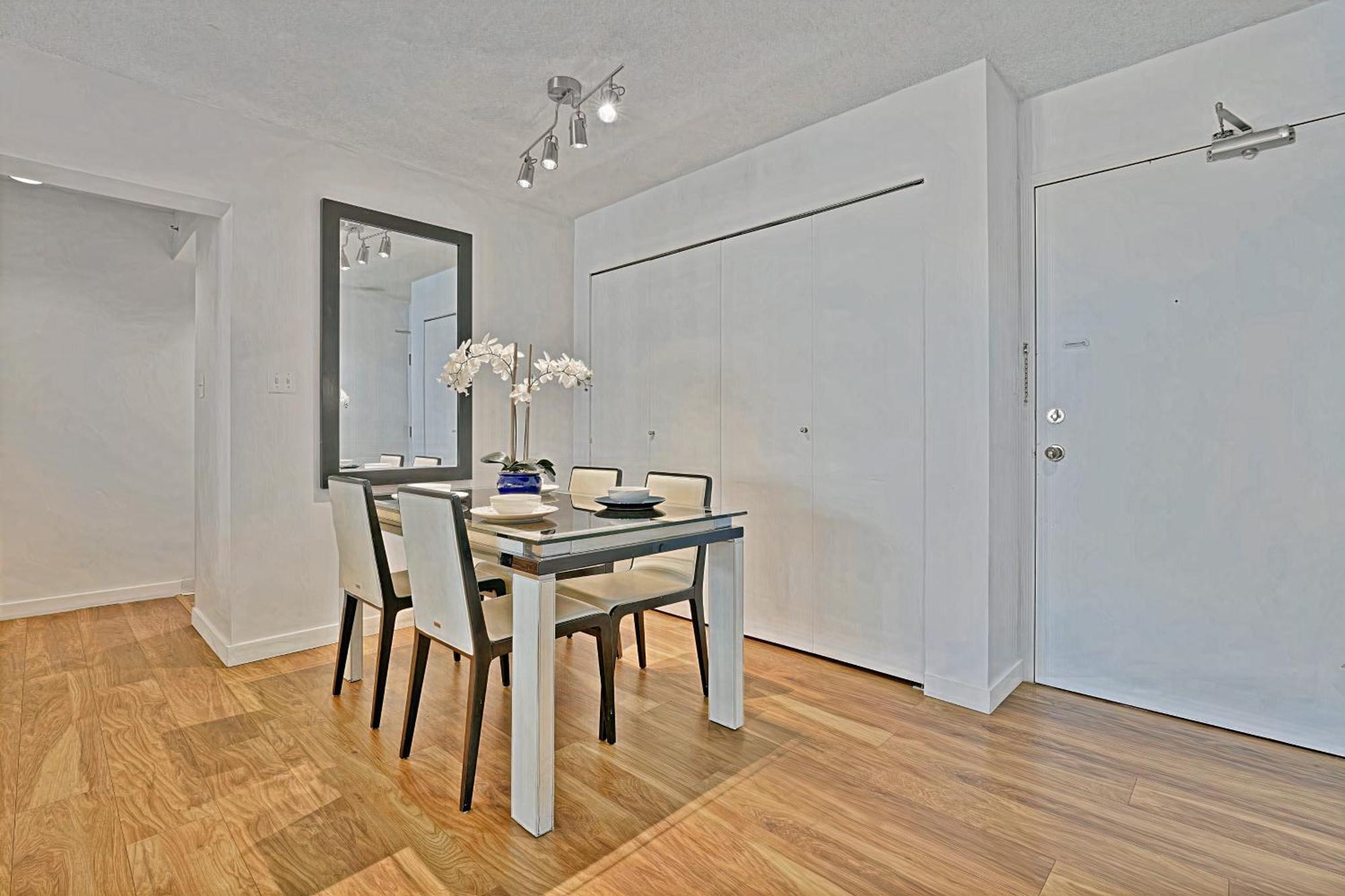 Apartment Prime Location Stylish Two-bedroom Overlooking Downtown