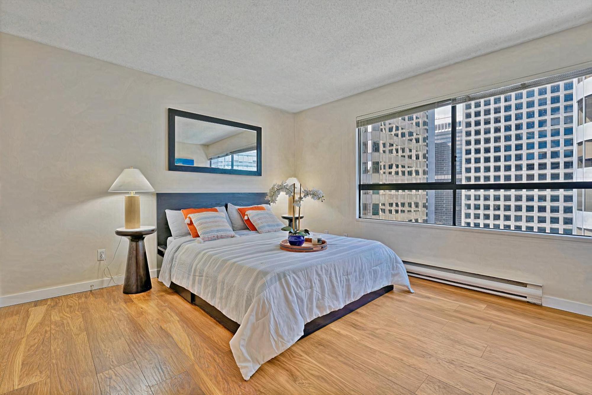 Apartment Prime Location Stylish Two-bedroom Overlooking Downtown Vancouver
