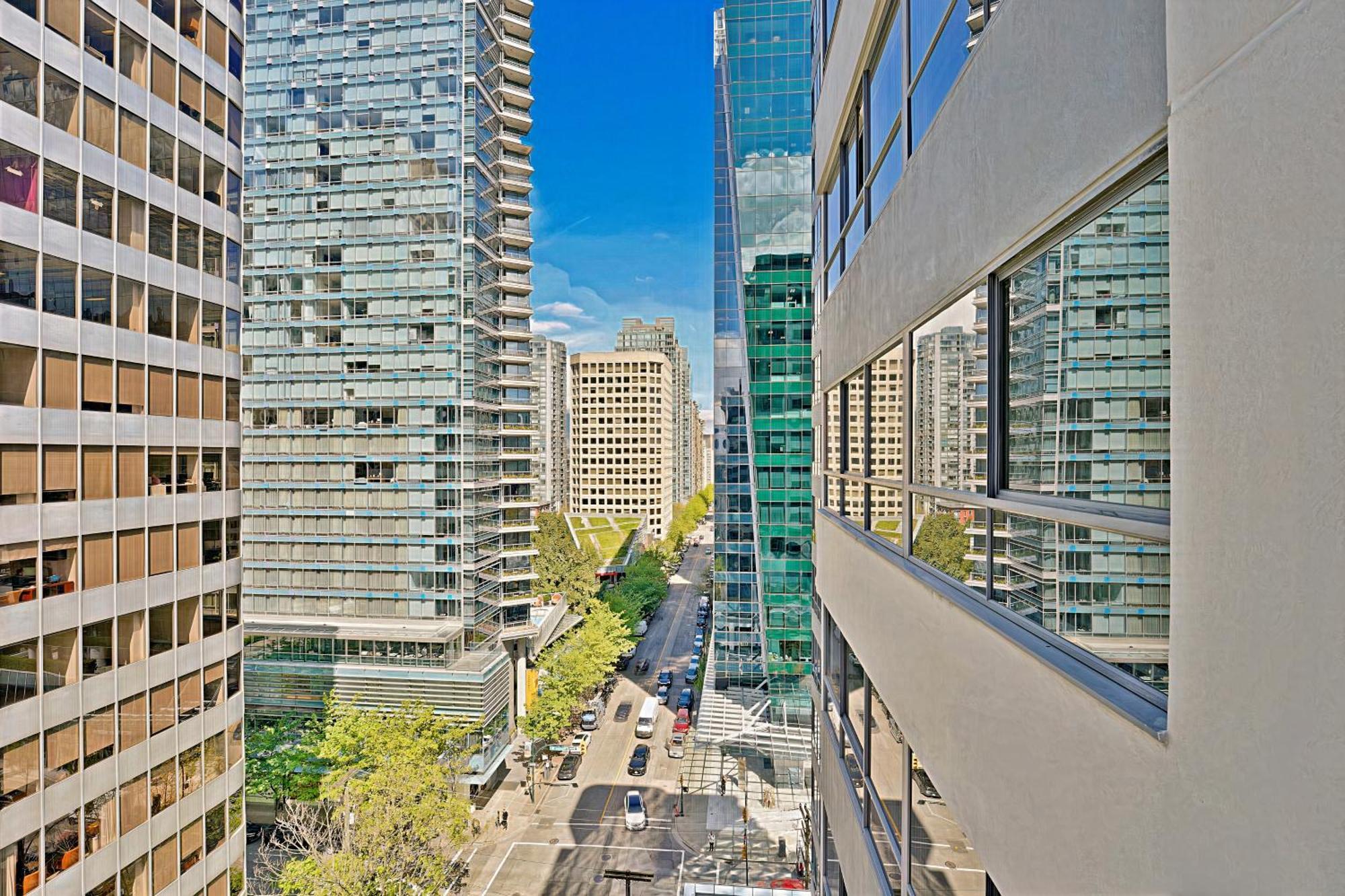 Prime Location Stylish Two-bedroom Overlooking Downtown