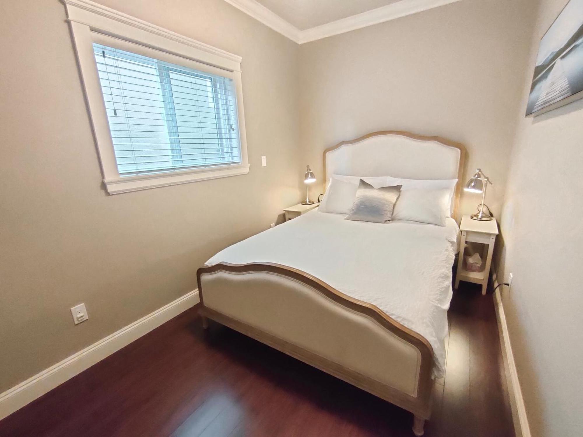 Rare Find Exquisitely New Quiet & Safe Skytrain Guest house