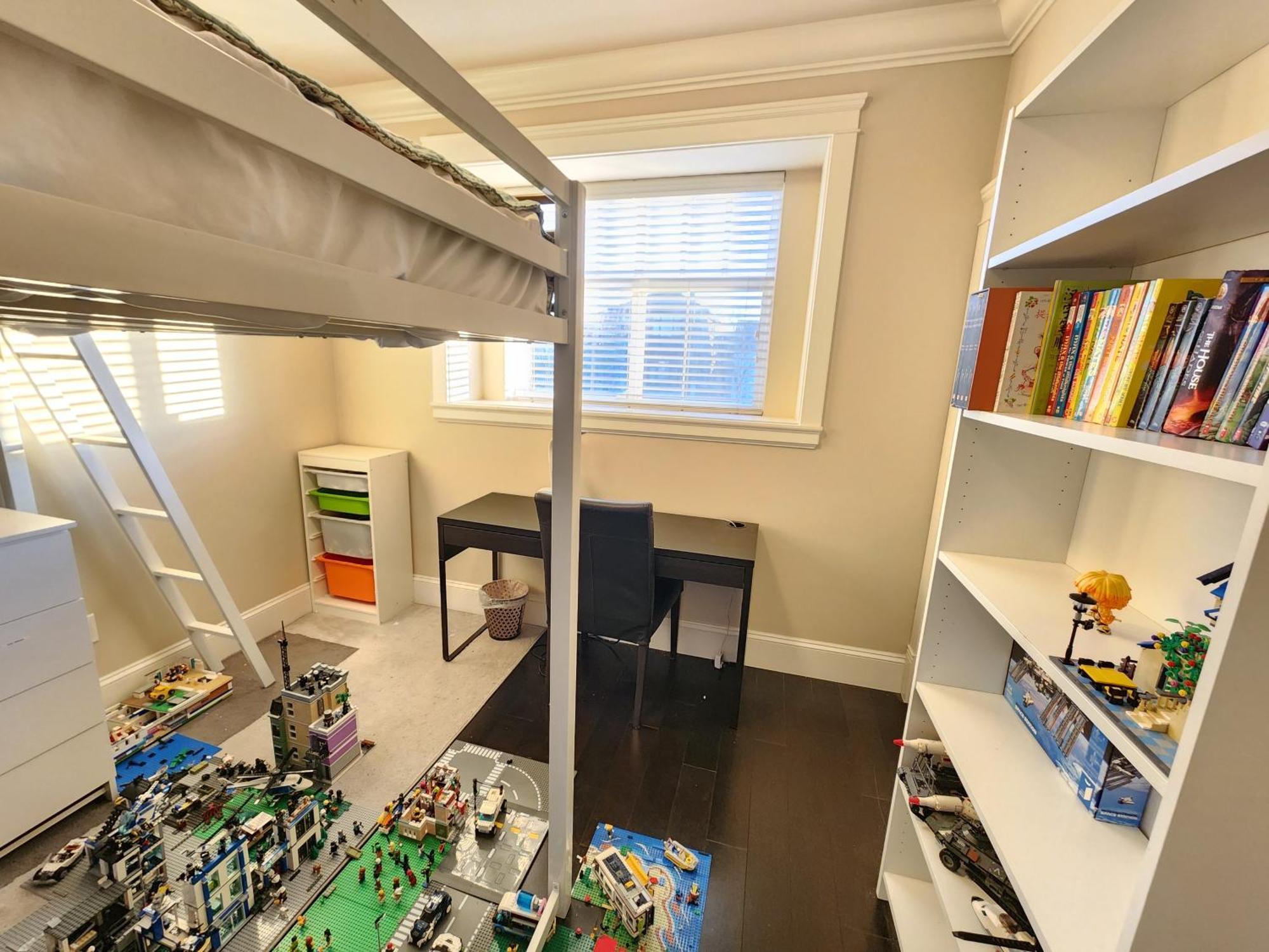 Rare Find Exquisitely New Quiet & Safe Skytrain Guest house *