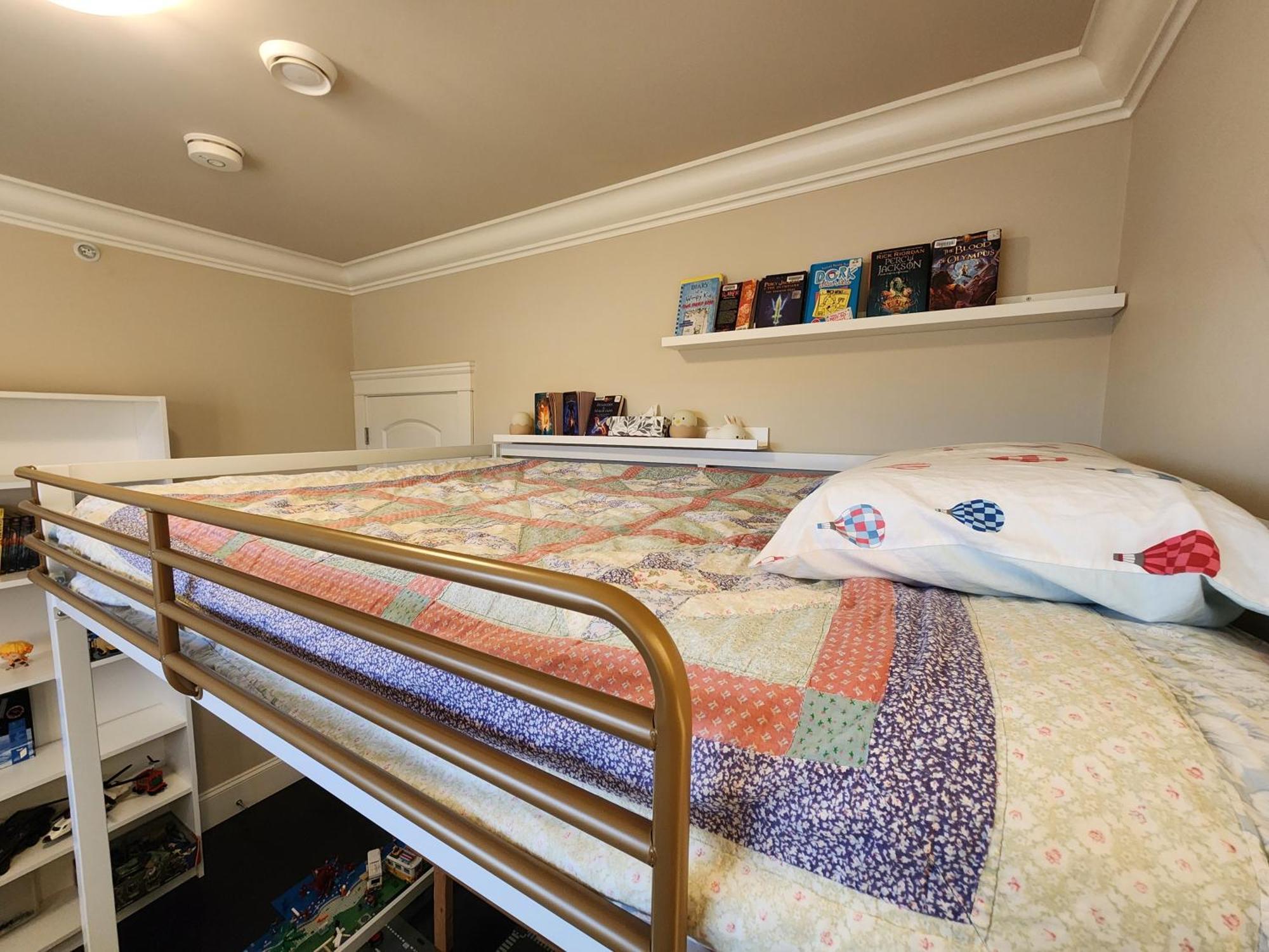 Guest house Rare Find Exquisitely New Quiet & Safe Skytrain *
