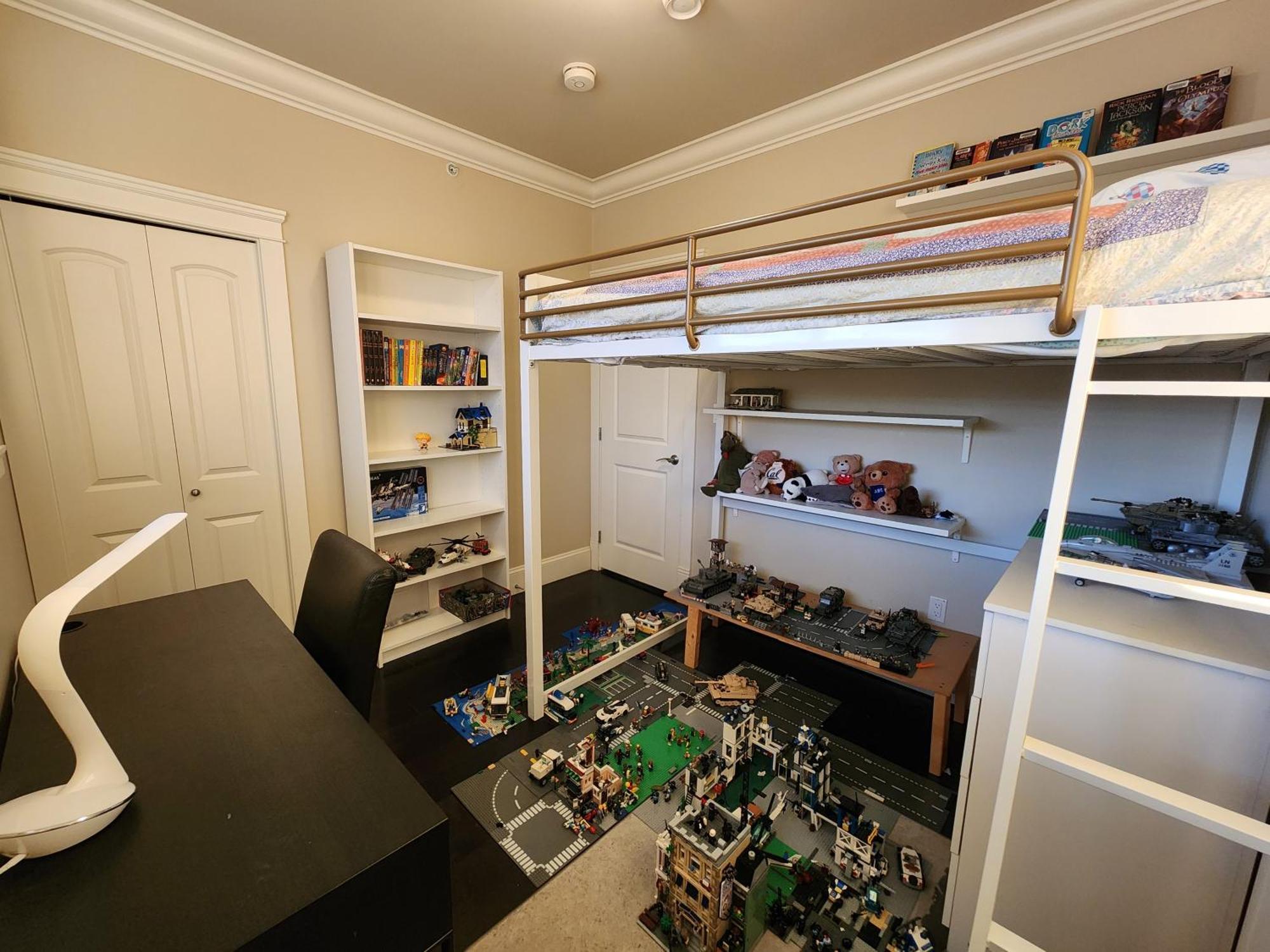 Guest house Rare Find Exquisitely New Quiet & Safe Skytrain Vancouver