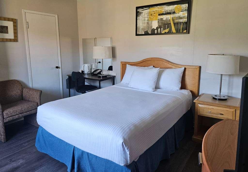 Hotel 2400 *