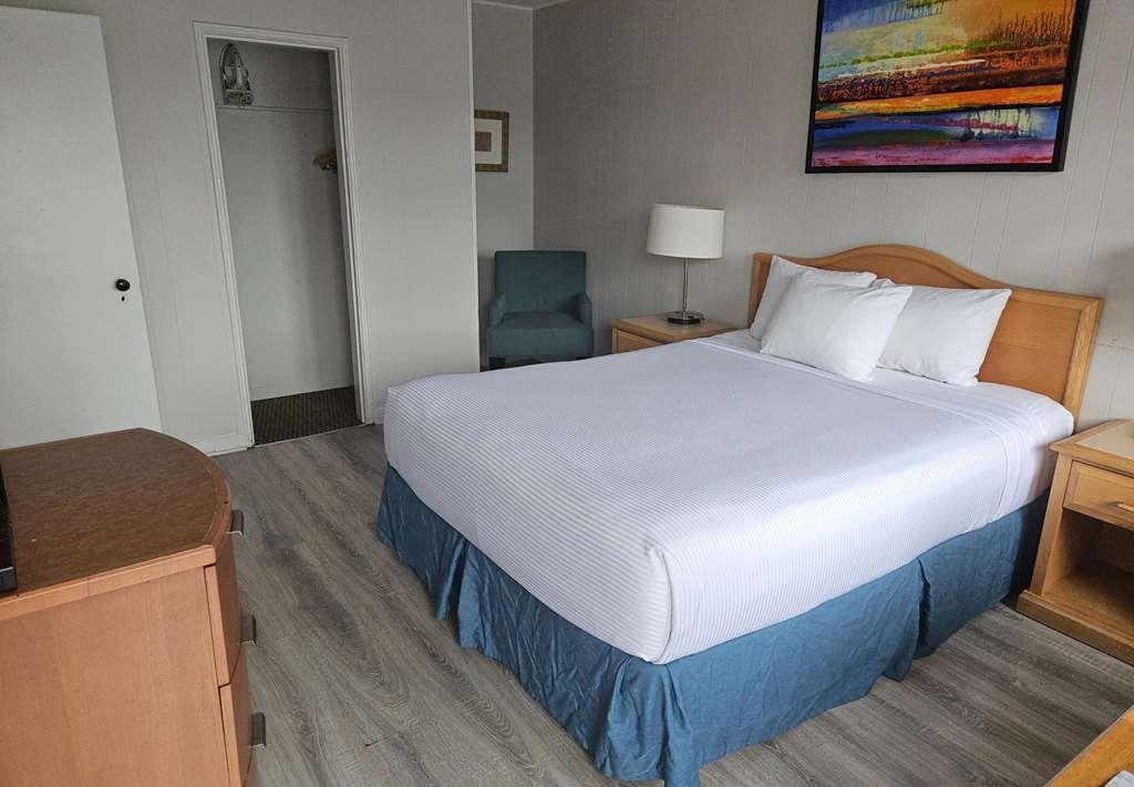Hotel 2400 *