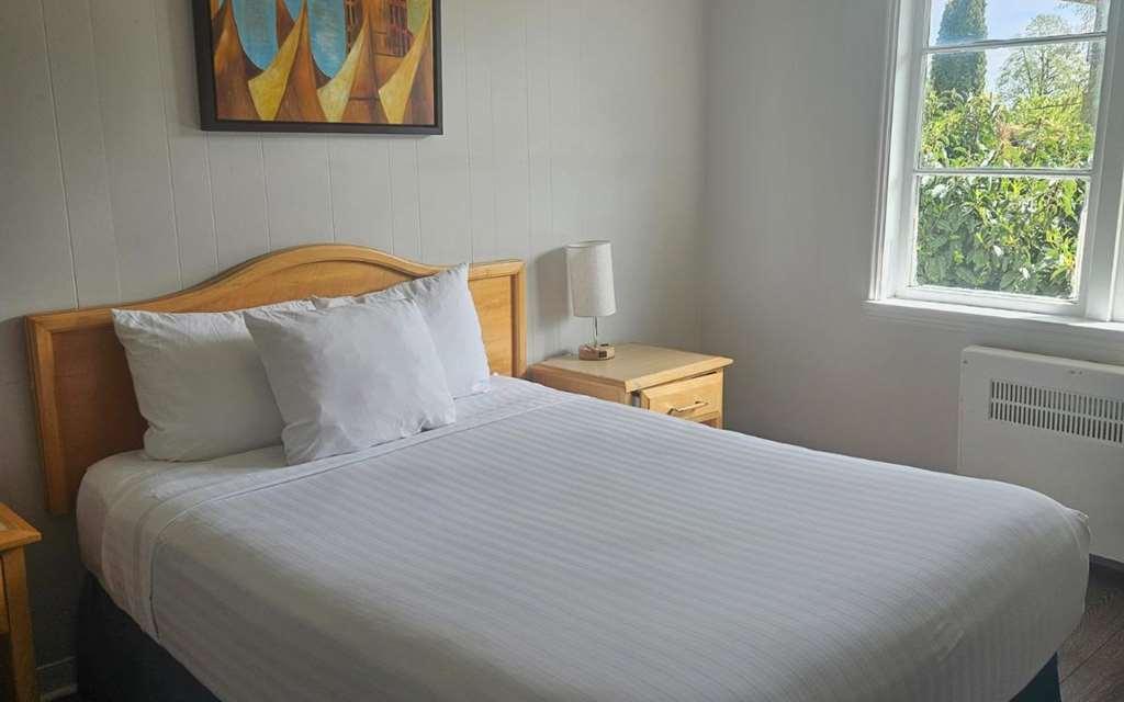 Hotel 2400 *