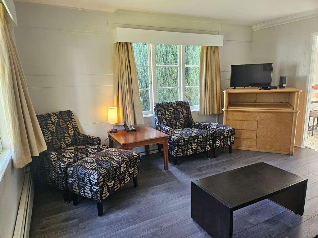 Hotel 2400 *