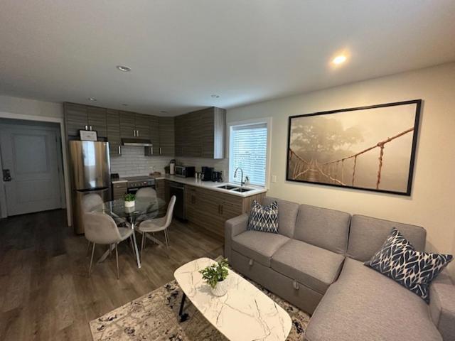 Bright And Cozy Modern In - To Yvr-downtown - Free Private Parking Vancouver