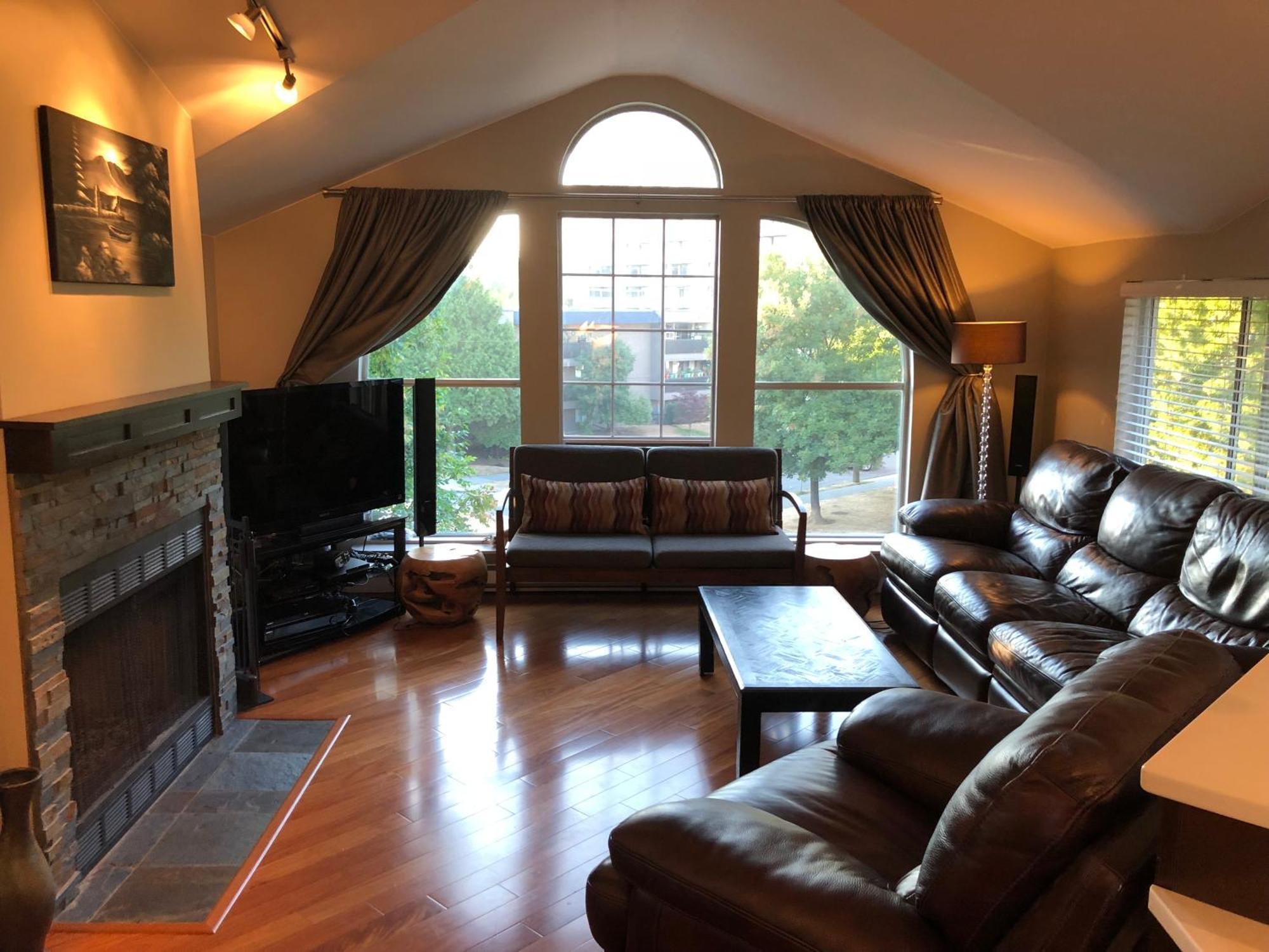 Penthouse With Private Rooftop Patio Apartment *