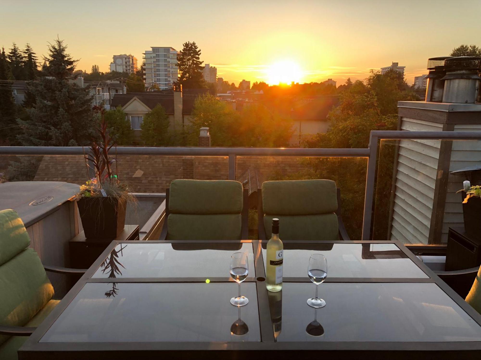 Apartment Penthouse With Private Rooftop Patio *