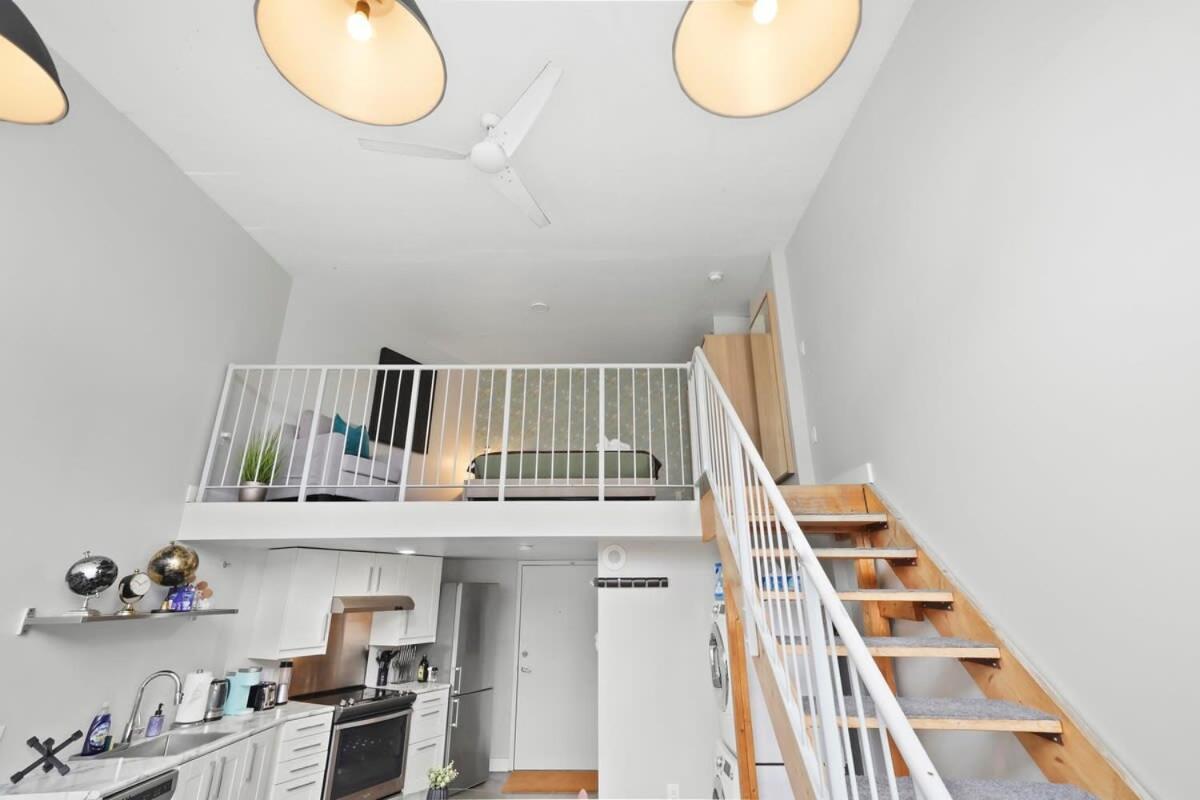Apartment One Of A Kind Loft In Gastown With Free Parking *