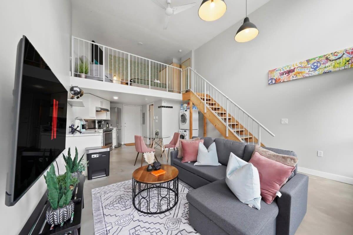 Apartment One Of A Kind Loft In Gastown With Free Parking