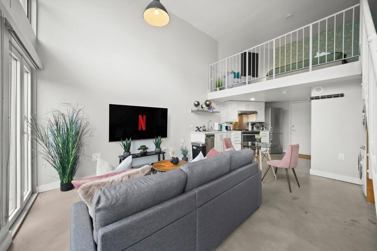 Apartment One Of A Kind Loft In Gastown With Free Parking *