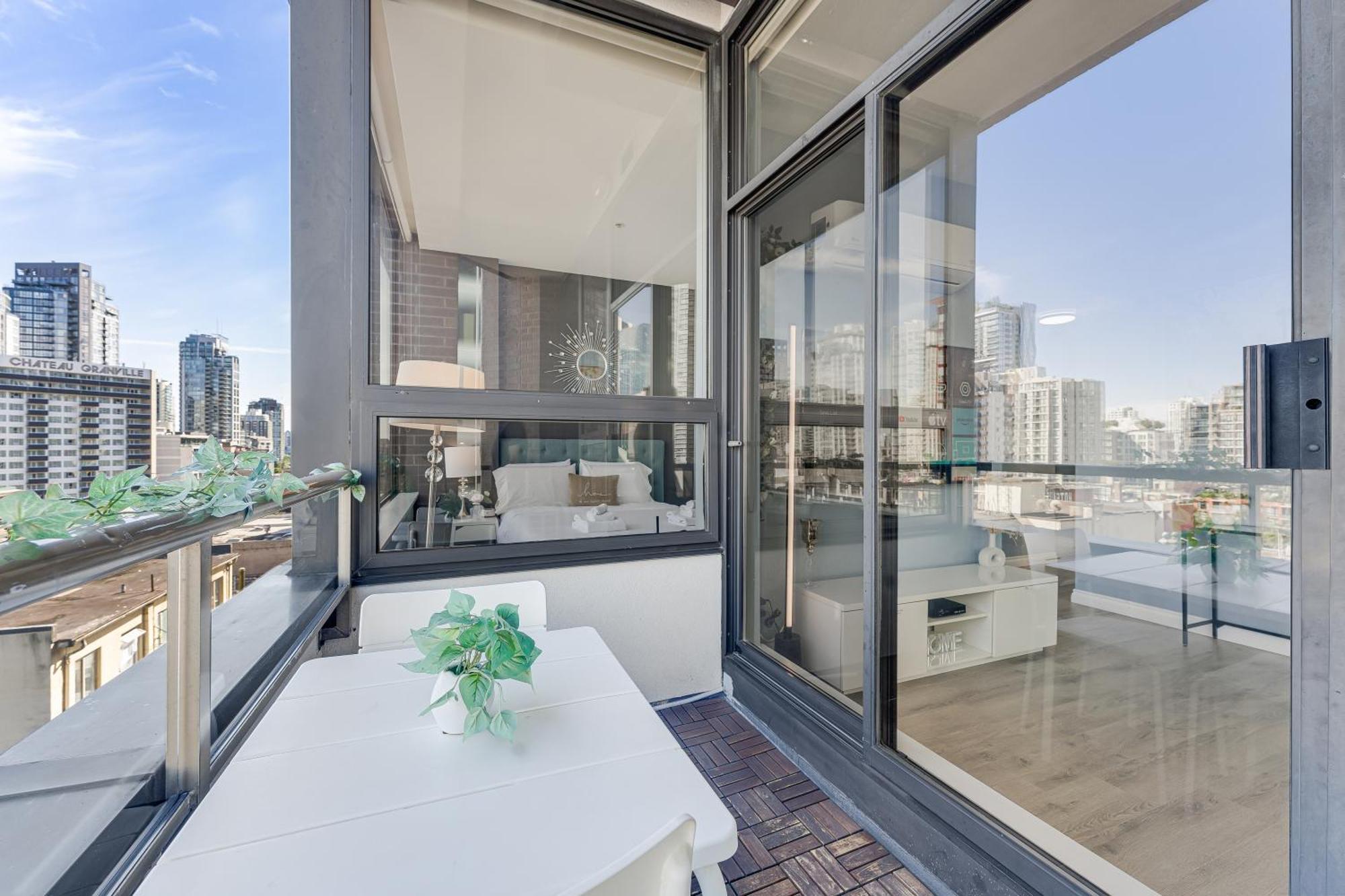 Location Downtown Chic Apartment Vancouver