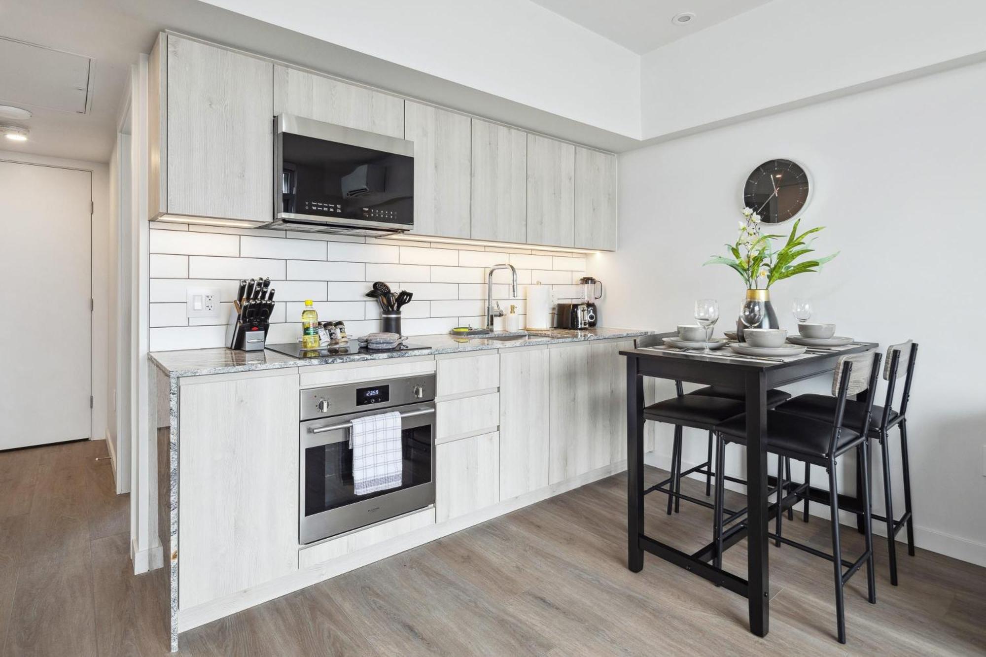 Apartment Brand New In Downtown *