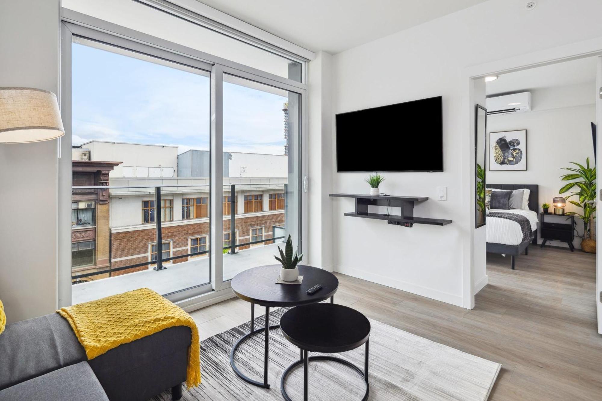 Apartment Brand New In Downtown *