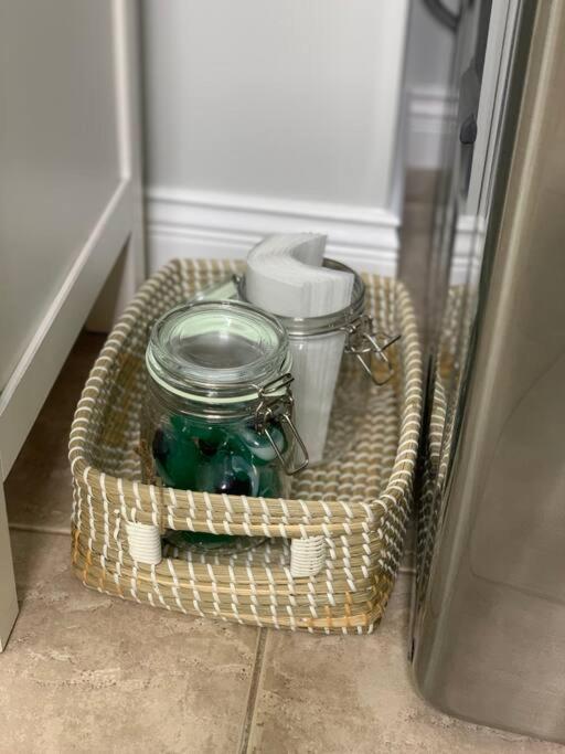 2br Near Skytrain Station, Private And Convenient Apartment *