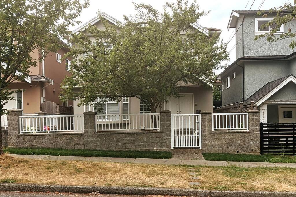 Apartment 2br Near Skytrain Station, Private And Convenient Vancouver