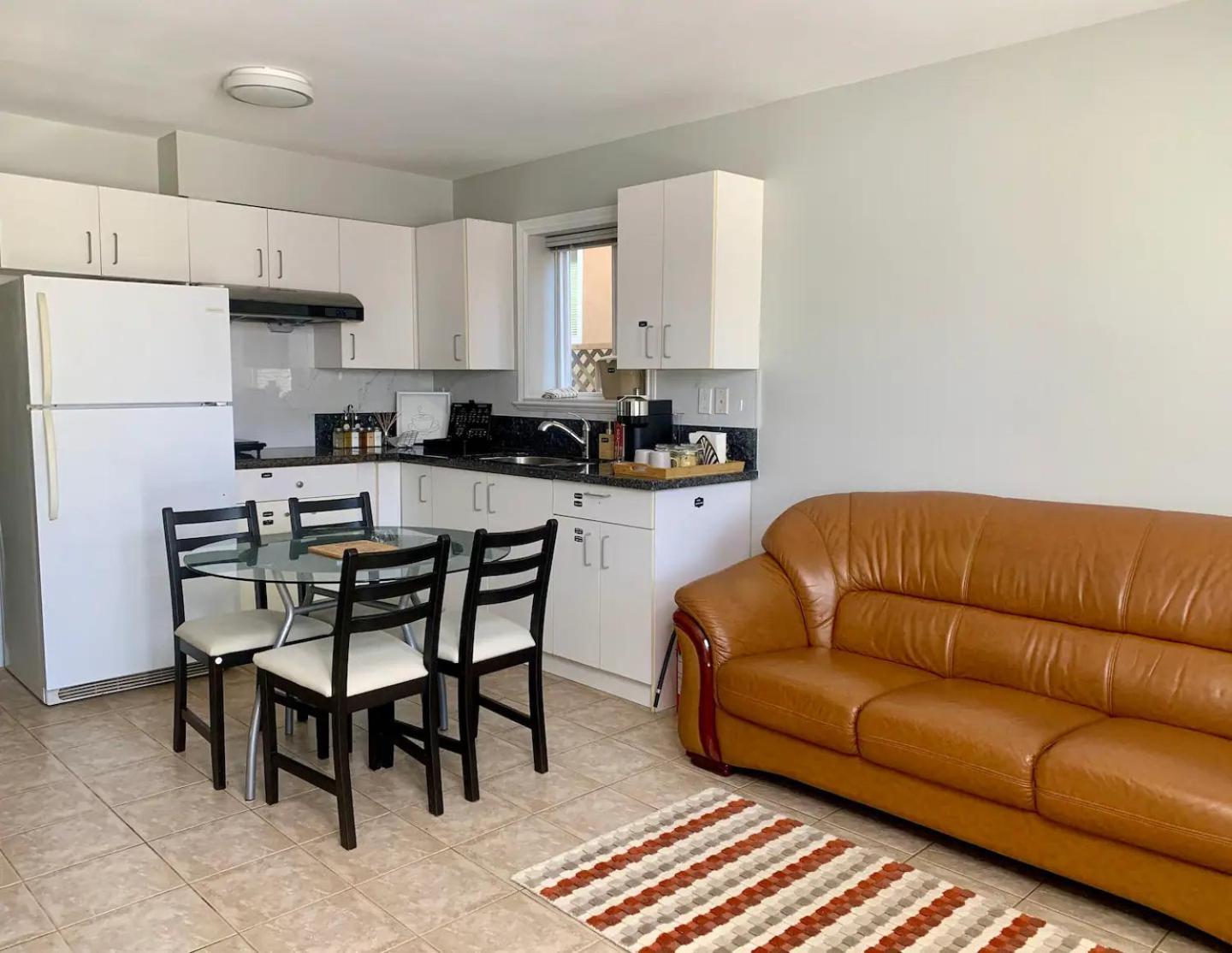 Apartment 2br Near Skytrain Station, Private And Convenient