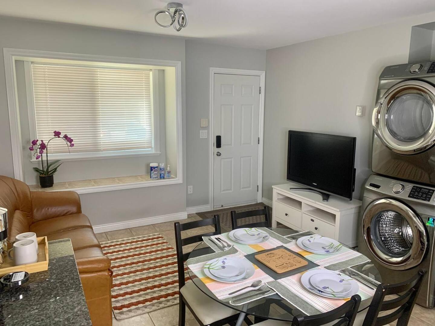 Apartment 2br Near Skytrain Station, Private And Convenient *