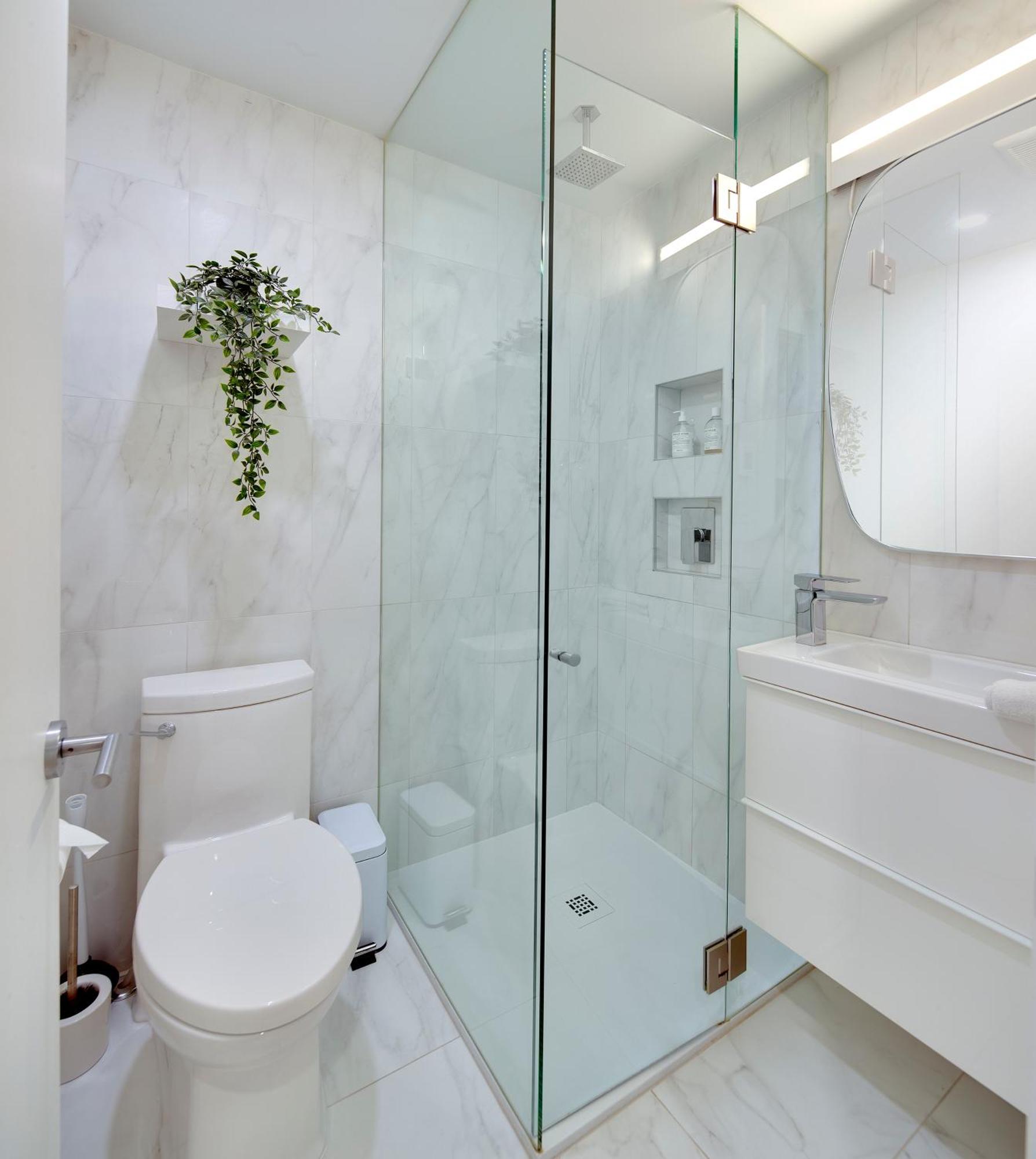 Three Bedroom On The Edge Of Downtown With Ac Apartment