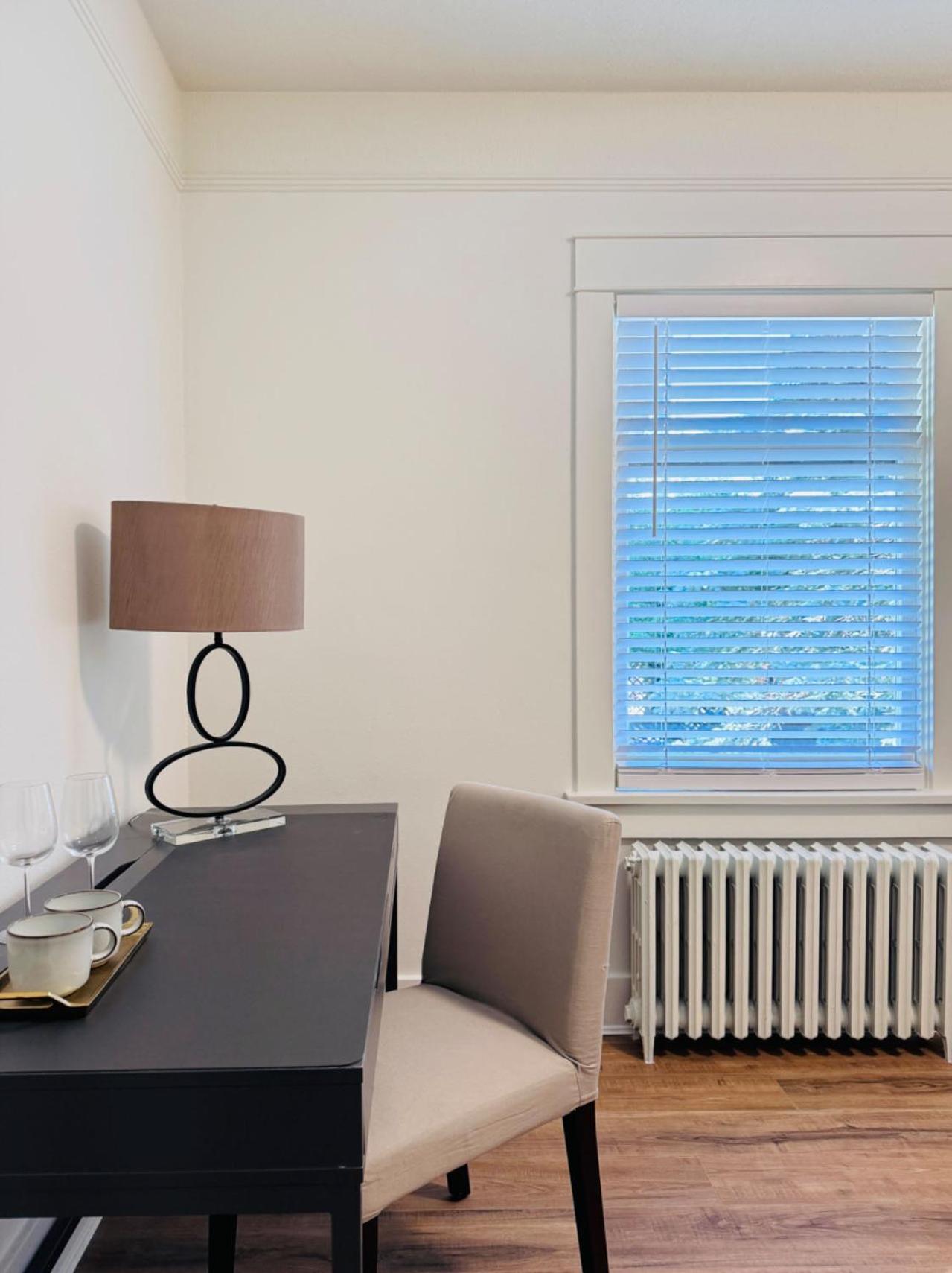 Deluxe Queen Bedroom With Bathroom In West Gasthof Vancouver