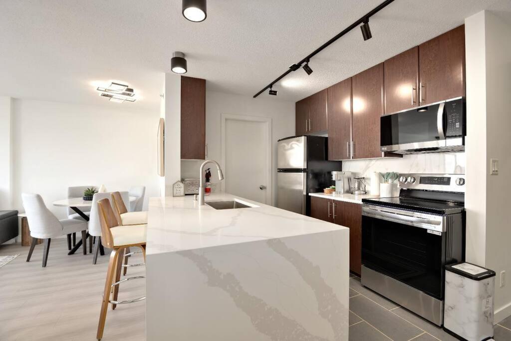 Luxary Downtown With Free Parking Apartment *
