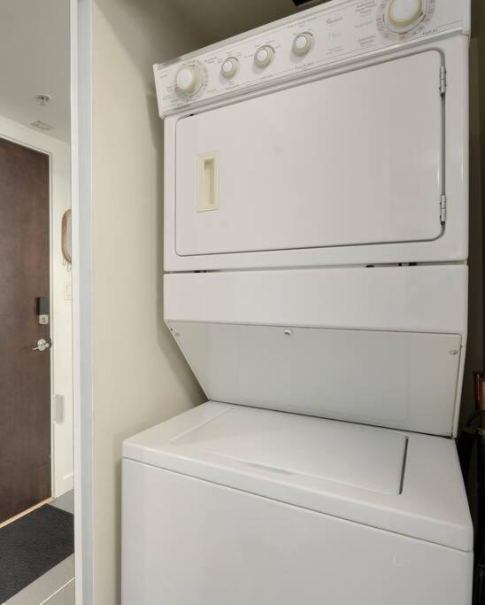 Luxary Downtown With Free Parking * Vancouver
