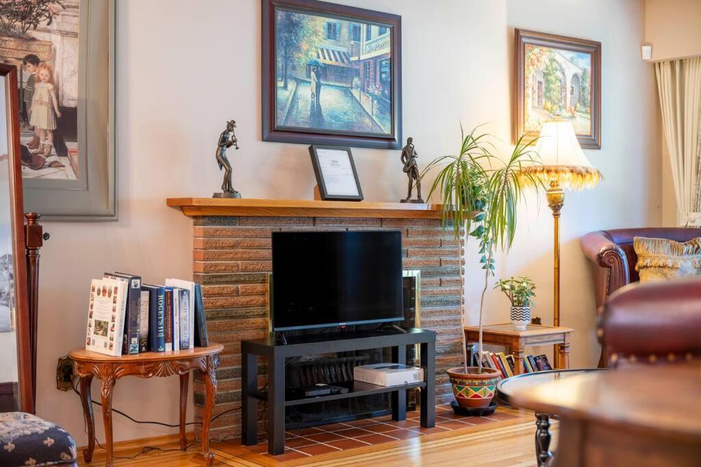 Romantic Getaway Near The Heart Of *