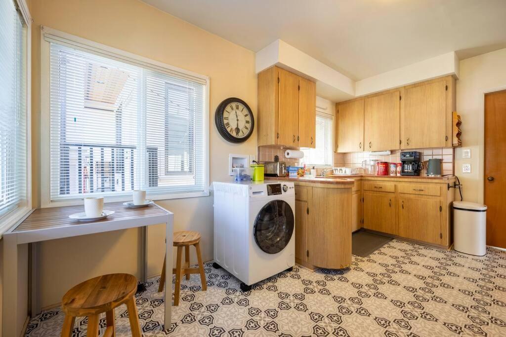 Romantic Getaway Near The Heart Of Vancouver
