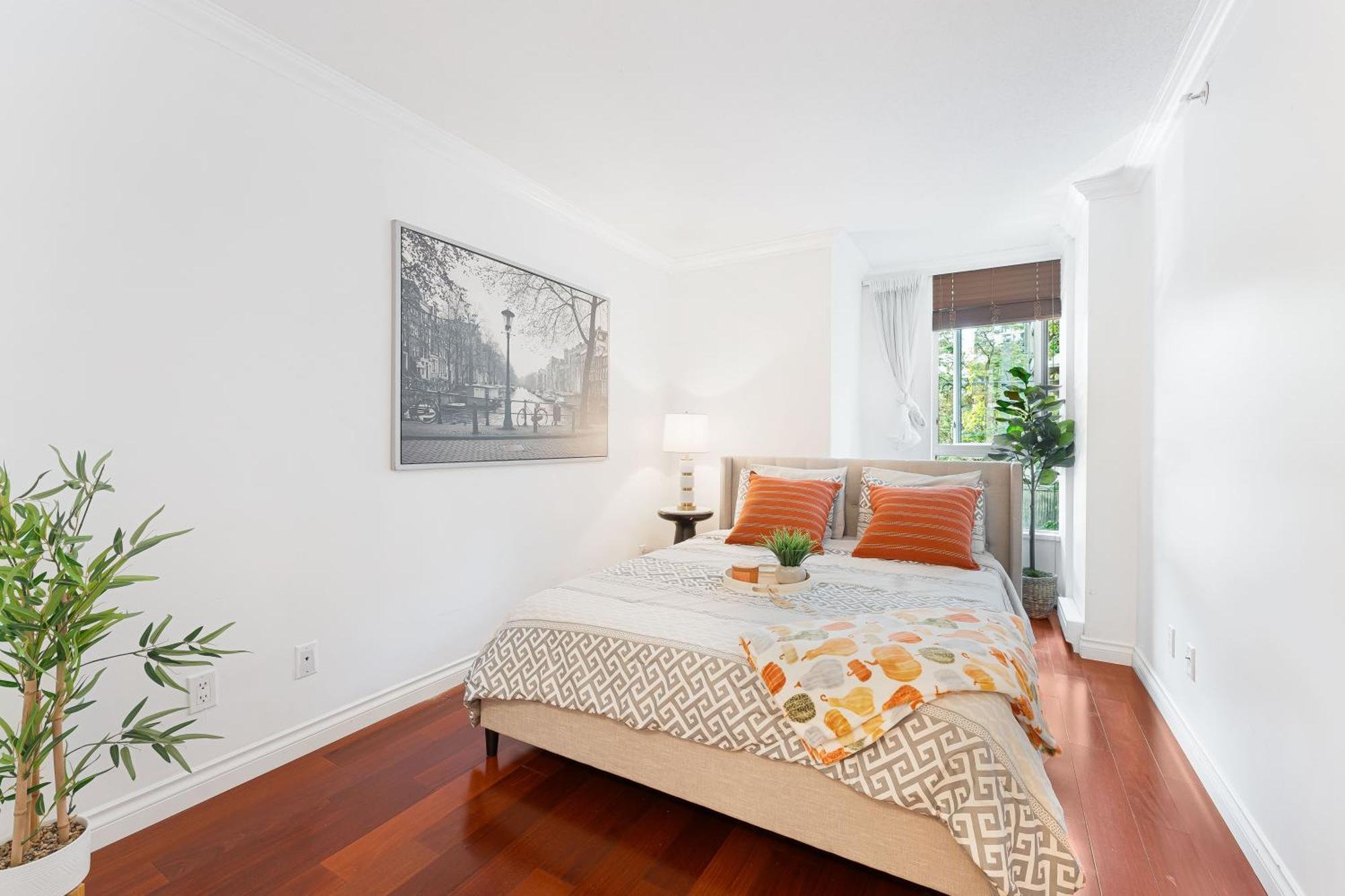 Luxurious Coal Harbour Duplex Steps From The Water Apartment
