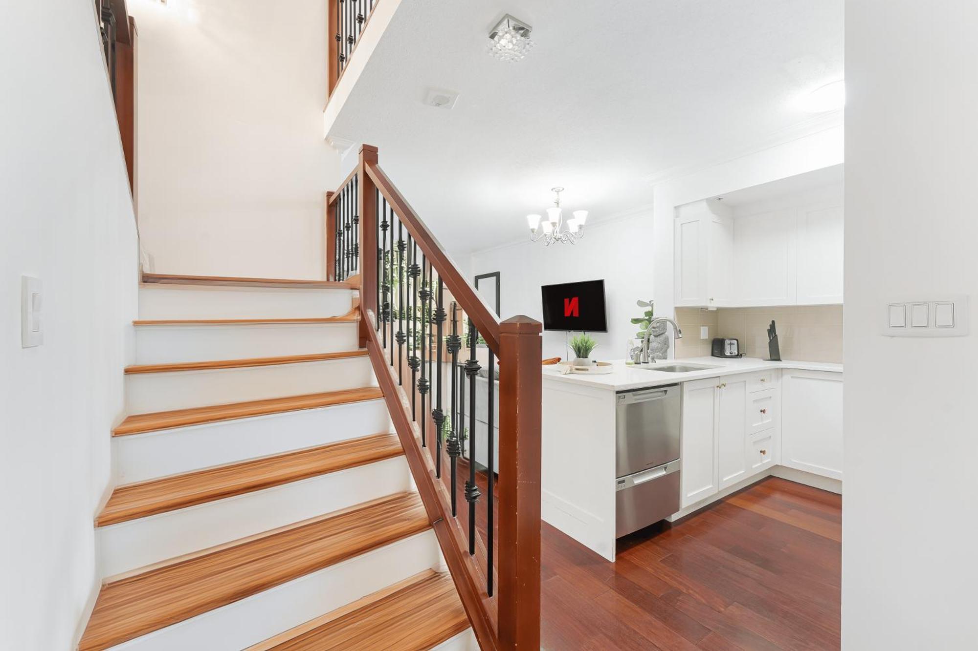 Luxurious Coal Harbour Duplex Steps From The Water Apartment *