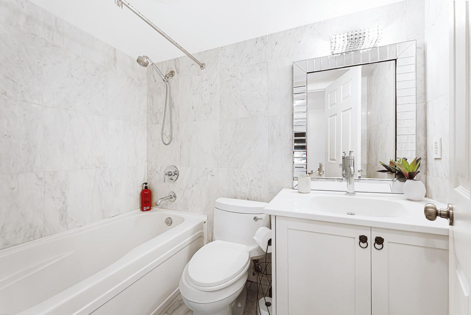 Luxurious Coal Harbour Duplex Steps From The Water Apartment